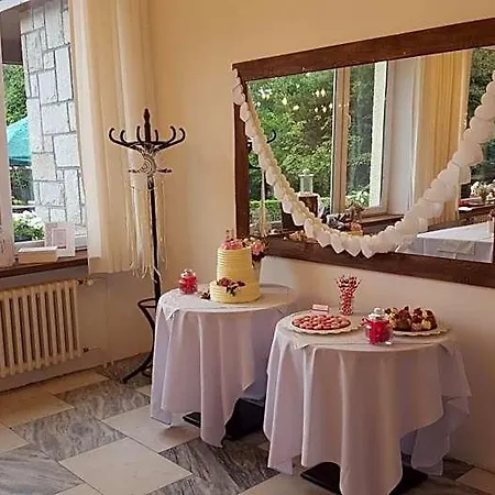 Salas 3* Senow koło Nowego Jiczyna